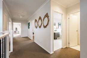 Luxury Waterfront Grand Villa in Melbourne