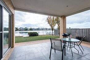 Luxury Waterfront Grand Villa in Melbourne