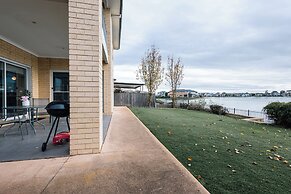 Luxury Waterfront Grand Villa in Melbourne