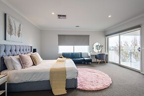 Luxury Waterfront Grand Villa in Melbourne