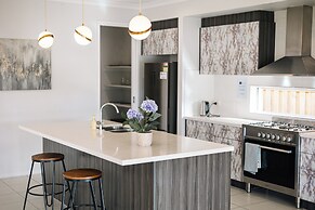 Luxury Waterfront Grand Villa in Melbourne