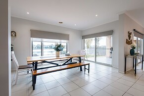 Luxury Waterfront Grand Villa in Melbourne