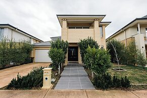 Luxury Waterfront Grand Villa in Melbourne