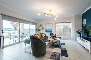 Luxury Waterfront Grand Villa in Melbourne