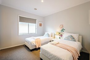 Luxury Waterfront Grand Villa in Melbourne