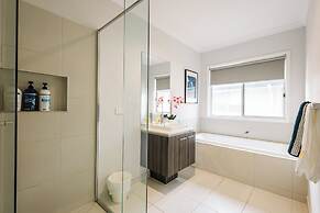 Luxury Waterfront Grand Villa in Melbourne