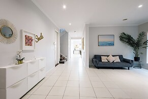 Luxury Waterfront Grand Villa in Melbourne