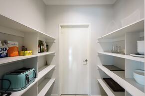 Luxury Waterfront Grand Villa in Melbourne