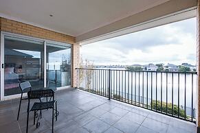 Luxury Waterfront Grand Villa in Melbourne