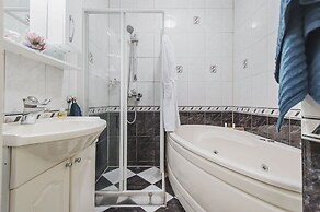 GM Apartment Staropimenovskiy 16
