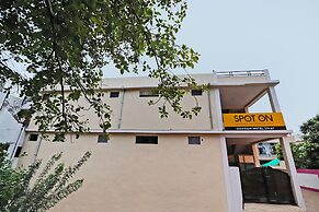 SPOT ON 37467 Shivram Hotel