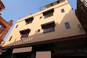 OYO 30100 Lucky Guest House