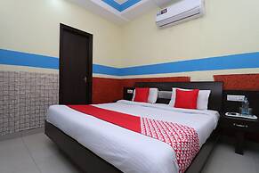 OYO 30100 Lucky Guest House