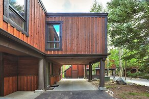 Spacious Mill Run 3 Townhouse Close to City Attractions by RedAwning