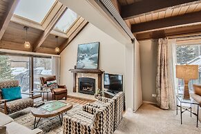 Spacious Mill Run 3 Townhouse Close to City Attractions by RedAwning