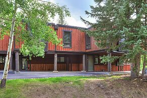 Spacious Mill Run 3 Townhouse Close to City Attractions by RedAwning