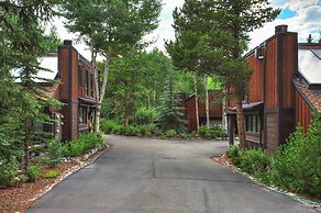 Spacious Mill Run 3 Townhouse Close to City Attractions by RedAwning