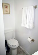 GA Stay Oakville Two Bedroom Guest House