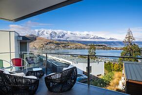 Modern Queenstown Apartment & Great Lake Views