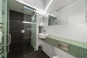 Modern Queenstown Apartment & Great Lake Views