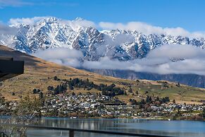 Modern Queenstown Apartment & Great Lake Views