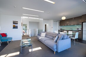 Modern Queenstown Apartment & Great Lake Views