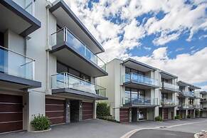 Modern Queenstown Apartment & Great Lake Views