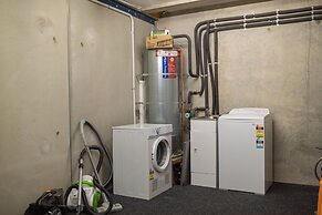 Modern Queenstown Apartment & Great Lake Views