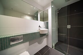 Modern Queenstown Apartment & Great Lake Views