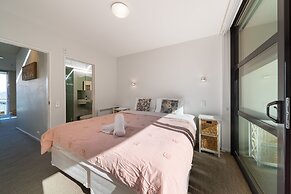 Modern Queenstown Apartment & Great Lake Views