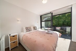 Modern Queenstown Apartment & Great Lake Views