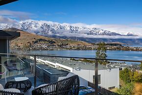 Modern Queenstown Apartment & Great Lake Views
