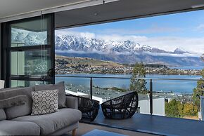 Modern Queenstown Apartment & Great Lake Views