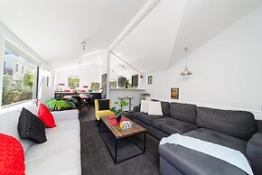 Modern Family Home 350 meters to Town Centre