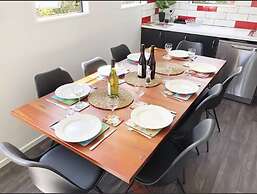 Modern Family Home 350 meters to Town Centre