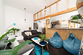 Central, modern city loft style home - CBD