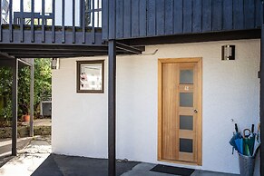 16 guests. Unique, central, mountain & lake views