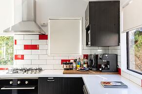 16 guests. Unique, central, mountain & lake views