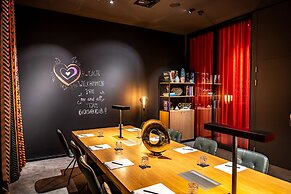 Me and All Hotel Dusseldorf Oberkassel, by Hyatt