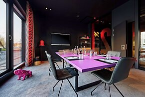 Me and All Hotel Dusseldorf Oberkassel, by Hyatt