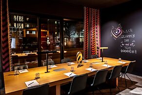 Me and All Hotel Dusseldorf Oberkassel, by Hyatt