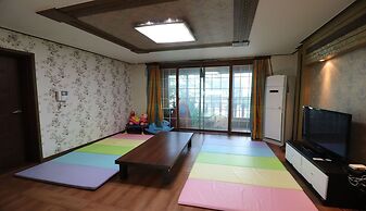 Gyeongju Raspberry Pension