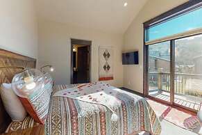 Spacious 3 Bedroom Townhome in River Run Village Within Walking Distan