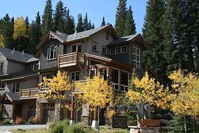 Private 2 Bedroom Townhome Located in East Keystone With Access to a F