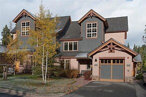 Private 3 Bedroom Townhome Located in East Keystone With Access to a F