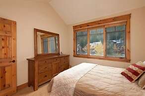 Private 3 Bedroom Townhome Located in East Keystone With Access to a F