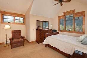 Private 3 Bedroom Townhome Located in East Keystone With Access to a F