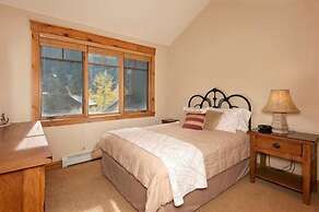 Private 3 Bedroom Townhome Located in East Keystone With Access to a F