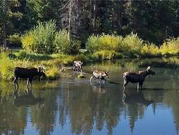 Private 3 Bedroom Townhome Located in East Keystone With Access to a F