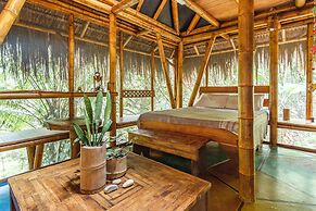 Universo Pol Bamboo Hostel